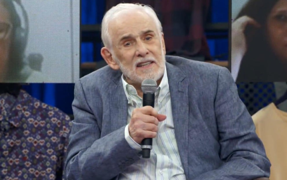 Francisco Cuoco em participação no Altas Horas, em 2022, falando com microfone em mãos
