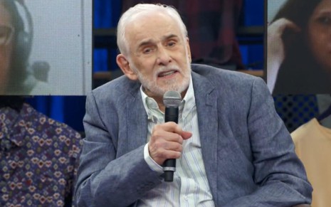 Francisco Cuoco em participação no Altas Horas, em 2022, falando com microfone em mãos