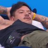 Gabriel Yoshimoto está deitado em cama do BBB 25 e coloca os dois braços atrás da cabeça