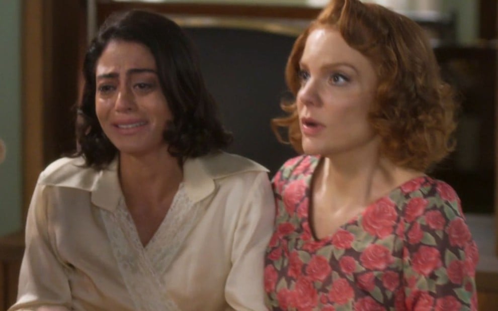 Carol Castro como Clarice à esquerda é acolhida por Maria Eduarda de Carvalho, a Teresa, em cena de Garota do Momento