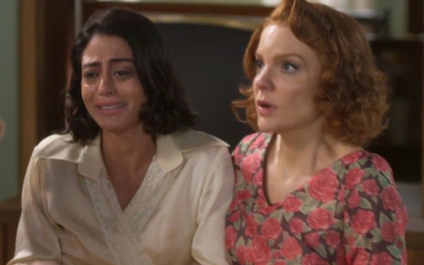 Carol Castro como Clarice à esquerda é acolhida por Maria Eduarda de Carvalho, a Teresa, em cena de Garota do Momento