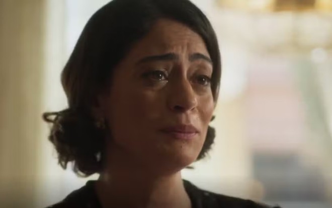 A atriz Carol Castro com expressão preocupada em cena de Garota do Momento