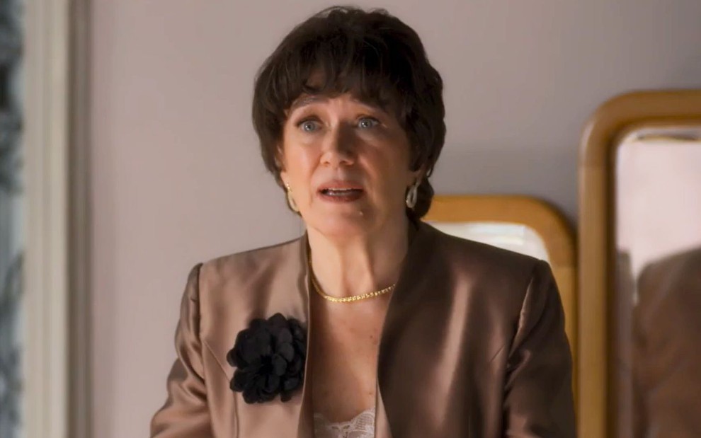 Cena de Garota do Momento, novela das seis da Globo, com Lilia Cabral interpretando Maristela