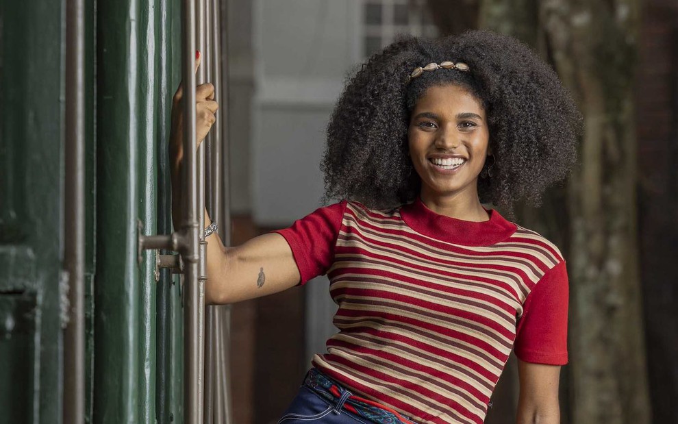 A atriz Mariana Sena está caracterizada como Glorinha na novela Garota do Momento, da Globo