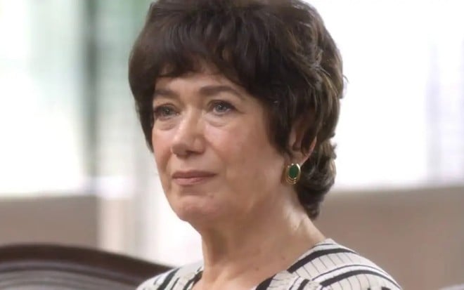 A atriz Lilia Cabral com expressão séria em cena de Garota do Momento