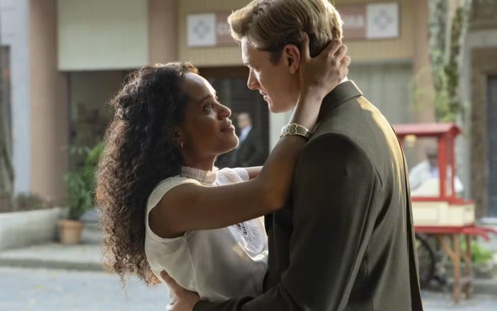 Os atores Duda Santos e Pedro Novaes em cena na novela Garota do Momento