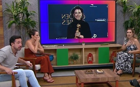 Thiago Rocha, Regiane Tápias e Pâmela Domingues têm expressões de susto no cenário do Mulheres, da TV Gazeta