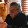 George Wendt lendo um papel em Christmas with the Campbells (2022)