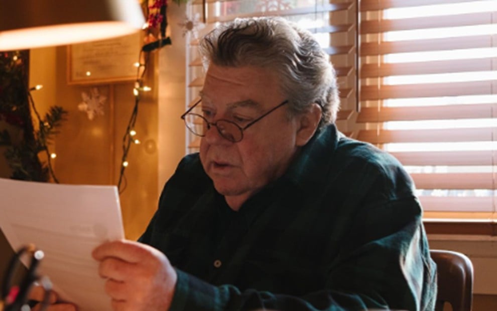 George Wendt lendo um papel em Christmas with the Campbells (2022)