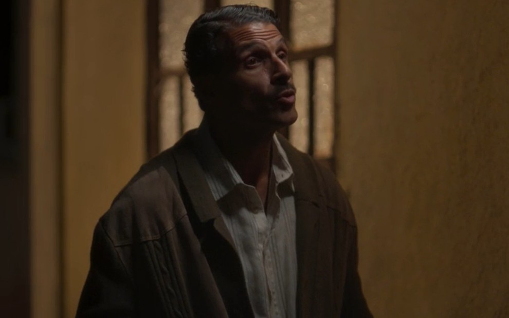 O ator Bruno Lourenço Fernandes falando em cena de Garota do Momento