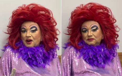 Homem vestido de drag queen usa peruca vermelha, maquiagem pesada e roupa brilhante com plumas roxas, posando para duas fotos.