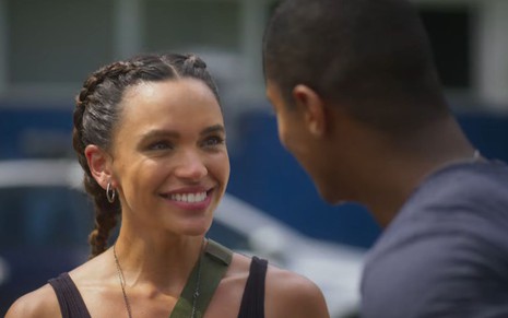 Giovana Cordeiro com expressão feliz em cena da novela Dona de Mim