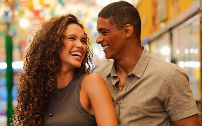 Bárbara (Giovana Cordeiro) e Marlon (Humberto Morais) posam abraçados e sorridentes em cenário da novela Dona de Mim