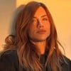 Giovanna Ewbank posando em uma parede branca, em frente ao pôr-do-sol