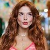 A atriz Giovanna Lancellotti fazendo biquinho e sinal de paz e amor com a mão, caracterizada como Kami em Dona de Mim