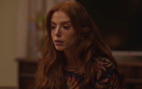A atriz Giovanna Lancellotti com expressão séria em cena de Dona de Mim