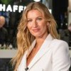 Gisele Bündchen em foto publicada no Instagram; ela posa sorridente, usando terno branco