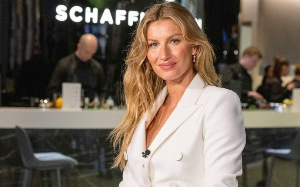 Gisele Bündchen em foto publicada no Instagram; ela posa sorridente, usando terno branco