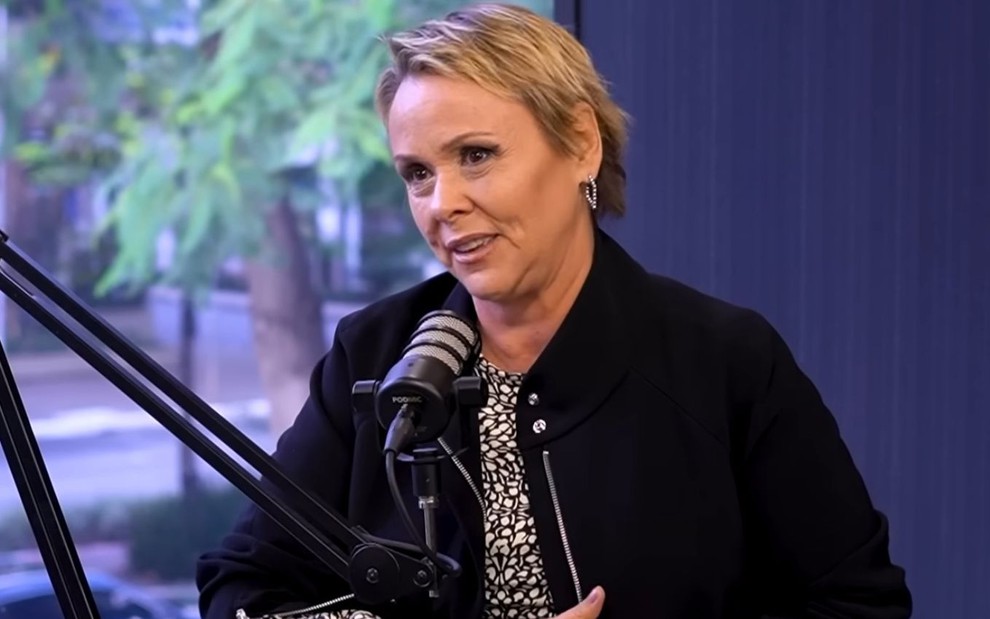 Foto da atriz Giulia Gam; ela aparece durante entrevista, ela veste jaqueta preta