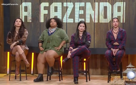 Gizelly Bicalho, Flora Cruz, Vanessa Carvalho e Luana Targino estão sentadas em banquinhos; atrás aparece o logo de A Fazenda no telão