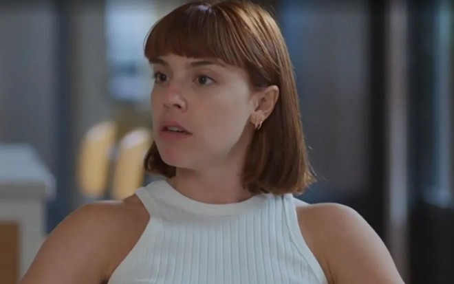 A atriz Alice Wegmann como Solange em cena de Vale Tudo