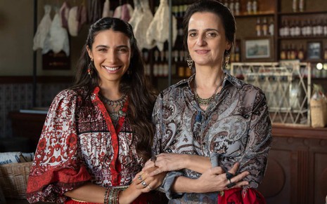 Rayssa Bratillieri posa com Kika Kalache em cenário da novela A Nobreza do Amor