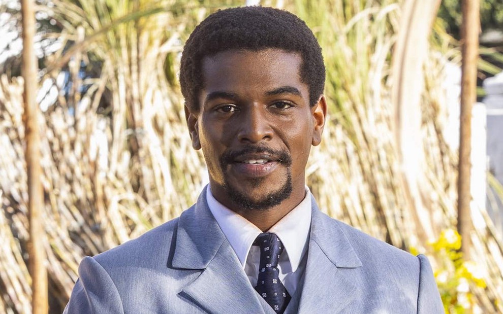Ronald Sotto está caracterizado como Tonho em cena da novela A Nobreza do Amor, da TV Globo