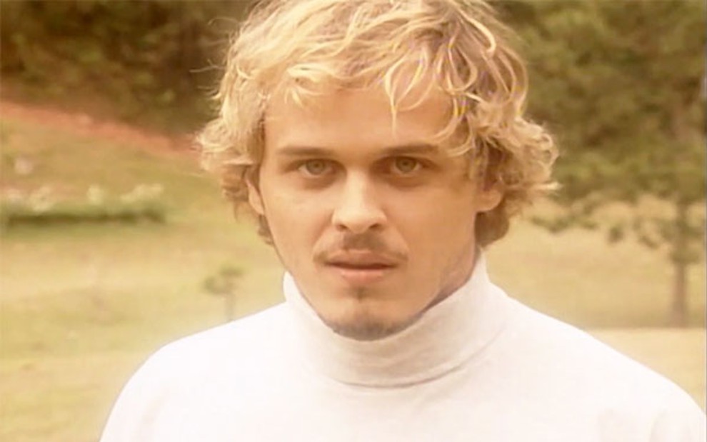 Alexandre (Guilherme Fontes) está no Paraíso na novela A Viagem, da TV Globo
