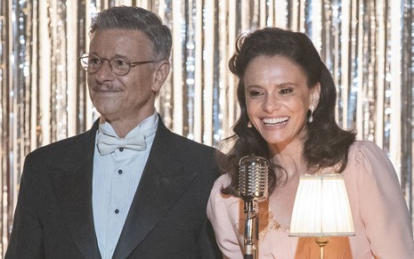 Os atores Marcello Novaes e Malu Galli lado a lado sorrindo em cena de Garota do Momento