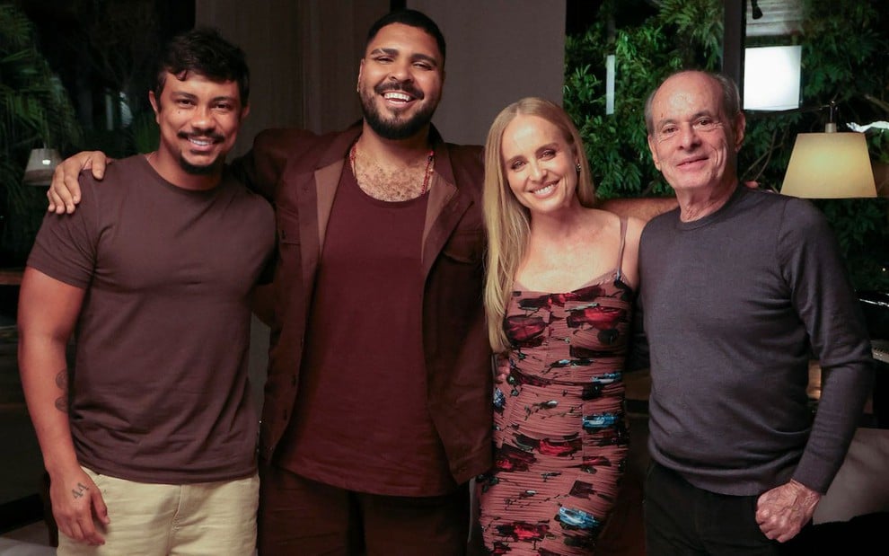 Xamã, Paulo Vieira, Angélica e Ney Matogrosso posam na casa da apresentadora durante gravação de programa