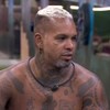 Rodriguinho tem expressão fechada na área externa do BBB 24