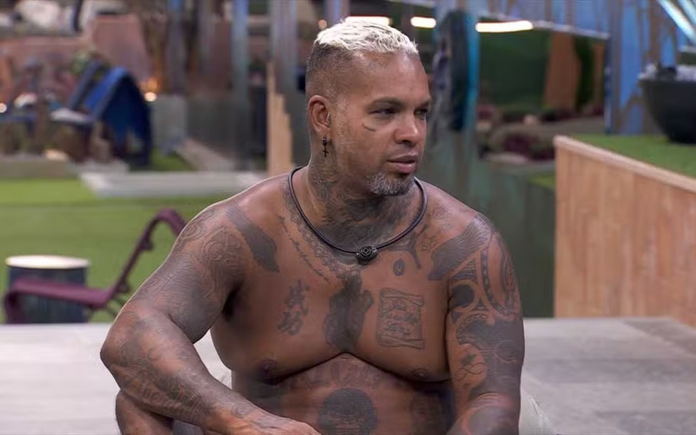 Rodriguinho tem expressão fechada na área externa do BBB 24