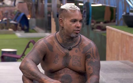 Rodriguinho tem expressão fechada na área externa do BBB 24