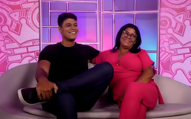 Guilherme e Joselma posam sorridentes em sofá durante entrevista para o BBB 25