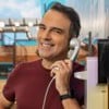 O apresentador Tadeu Schmidt atendo o Big Fone na área externa do BBB 25