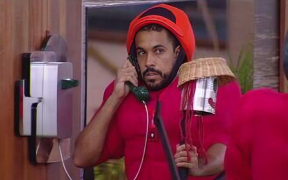 Maike Cruz no BBB 25 atendendo o Big Fone