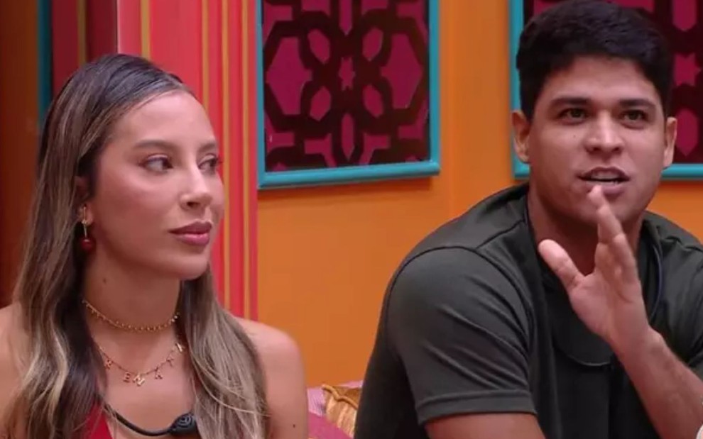 Renata Saldanha à esquerda ao lado de Guilherme Albuquerque à direita no BBB 25