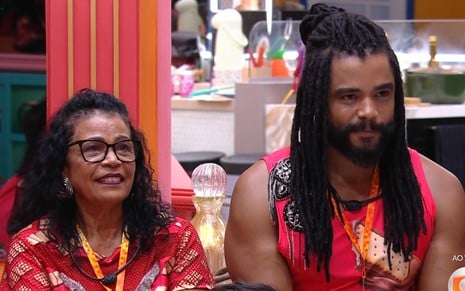 Diogo Almeida e Vilma Nascimento estão arrumados na sala do BBB 25