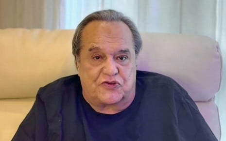 O diretor Dennis Carvalho em sua sala gravando um depoimento