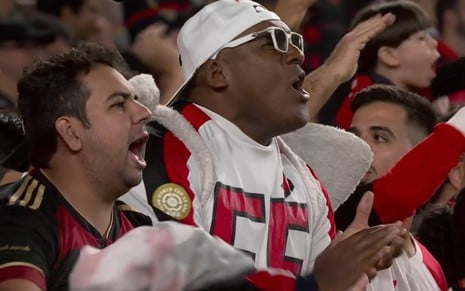 Torcedores do Flamengo gritam em jogo de futebol