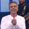O ator Alexandre Nero bate palma no palco do Domingão