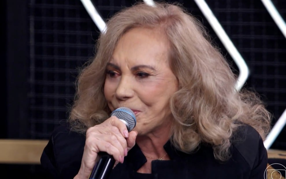 Arlete Salles tem expressão tensa no palco do Domingão com Huck