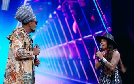 Carlinhos Brown canta com Lauana Prado no palco do Domingão com Huck