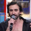 Julio Andrade tem expressão concentrada no palco do Domingão com Huck