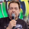 Fausto Silva tem expressão séria no cenário do Domingão com Faustão