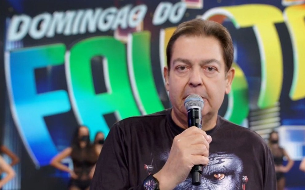 Fausto Silva tem expressão séria no cenário do Domingão com Faustão