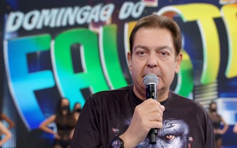 Fausto Silva tem expressão séria no cenário do Domingão com Faustão