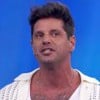 O apresentador Fernando Fernandes em frente a um fundo azul no palco do Domingão com Huck