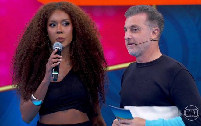 Giovanna Jacobina e Luciano Huck estão no palco do Domingão com Huck