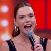 Giovanna Lancellotti faz careta de surpresa no palco do Domingão